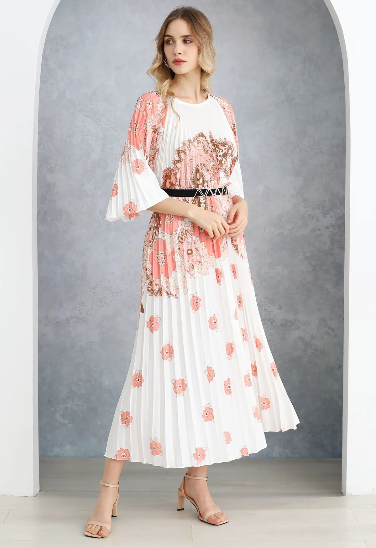 Blossoming Day – Plissiertes Maxikleid mit Aquarellmuster in Koralle