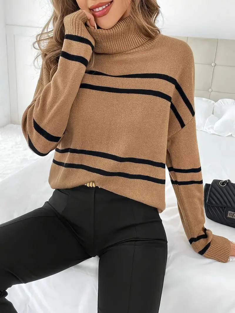 Einfacher Rollkragenpullover mit modernem Streifenmuster