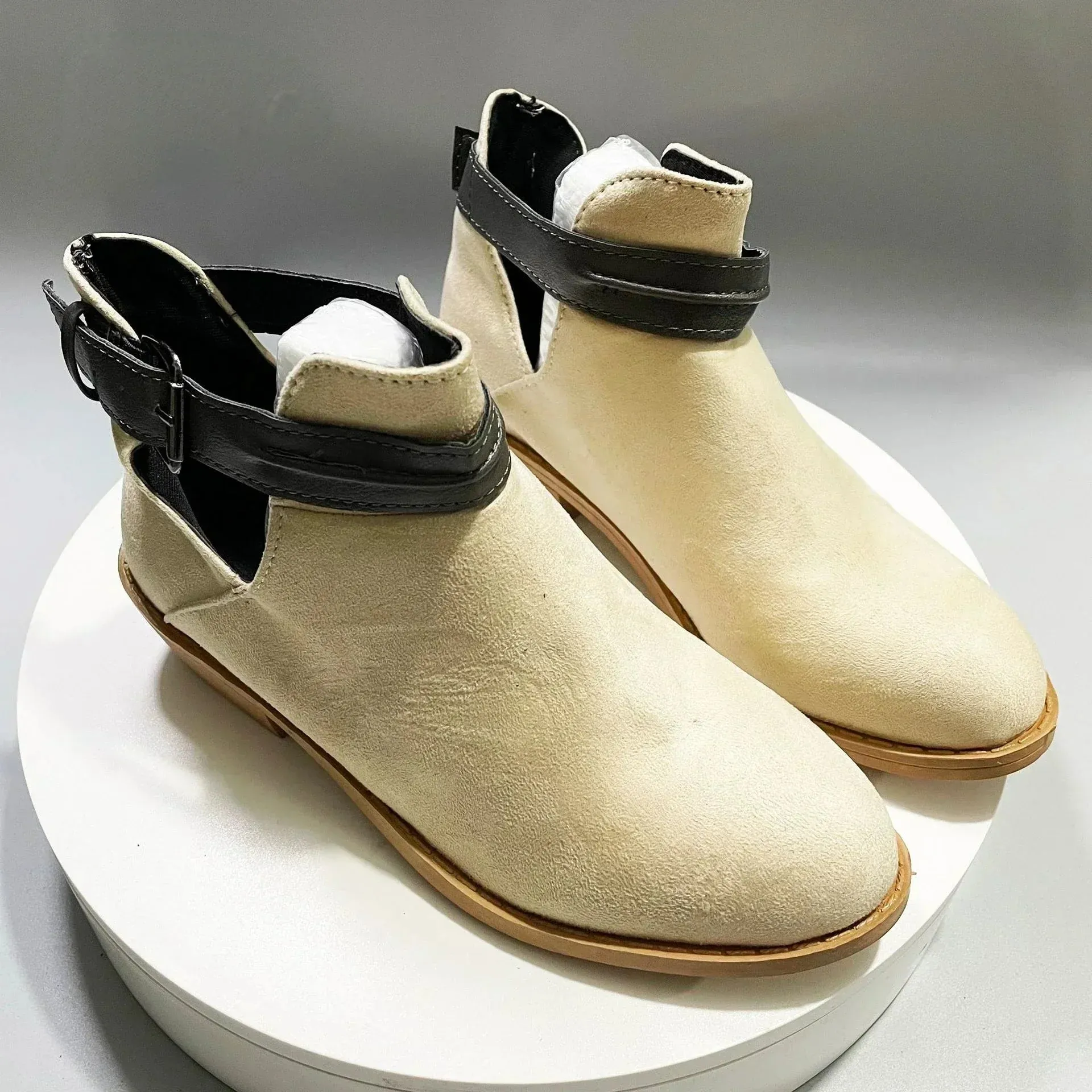 Heidi-Mode | Damen Stiefeletten mit verstellbarer Schnalle und spitzer Zehe, niedriger Absatz