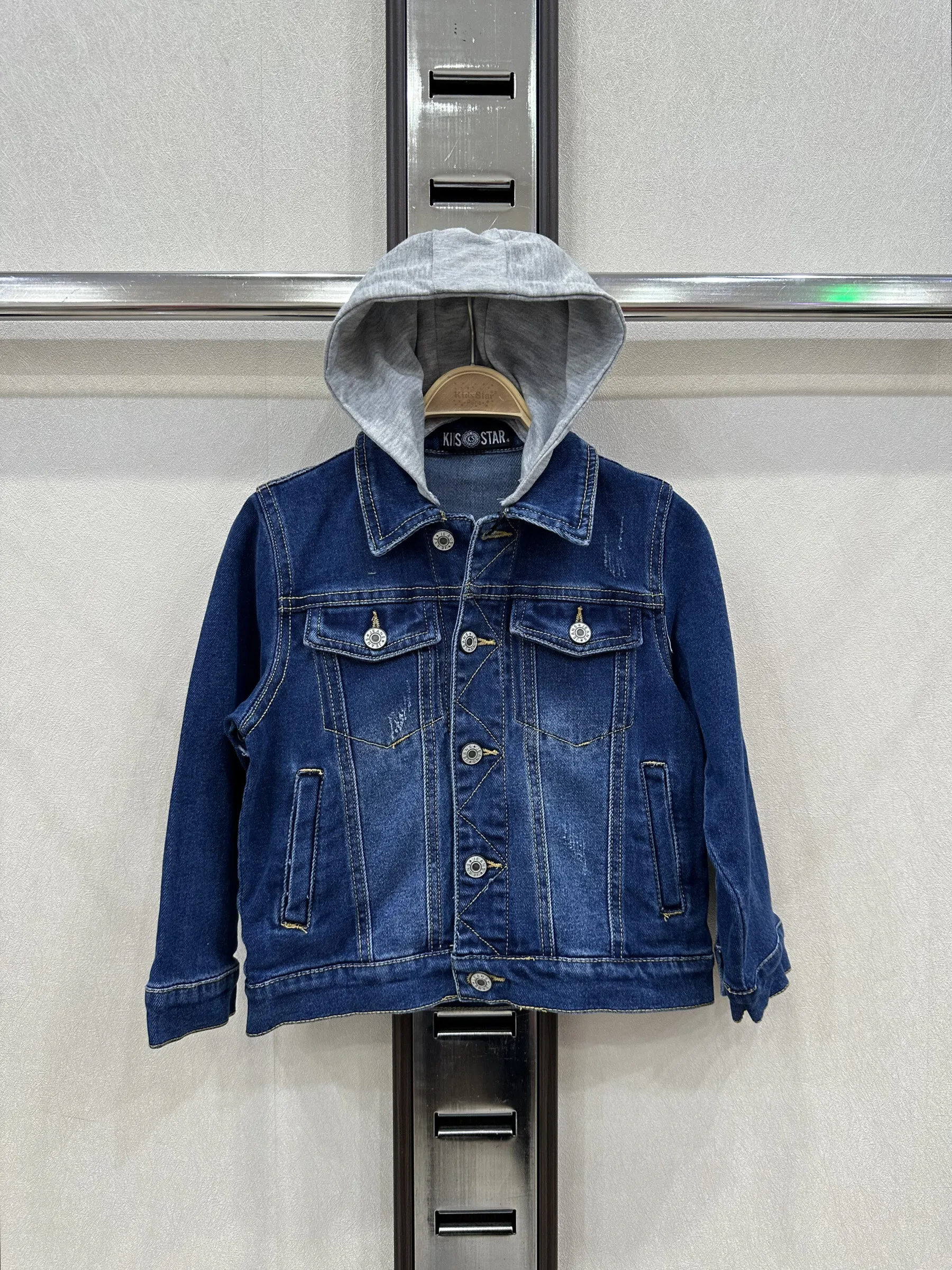 Jeansjacke mit Kapuze