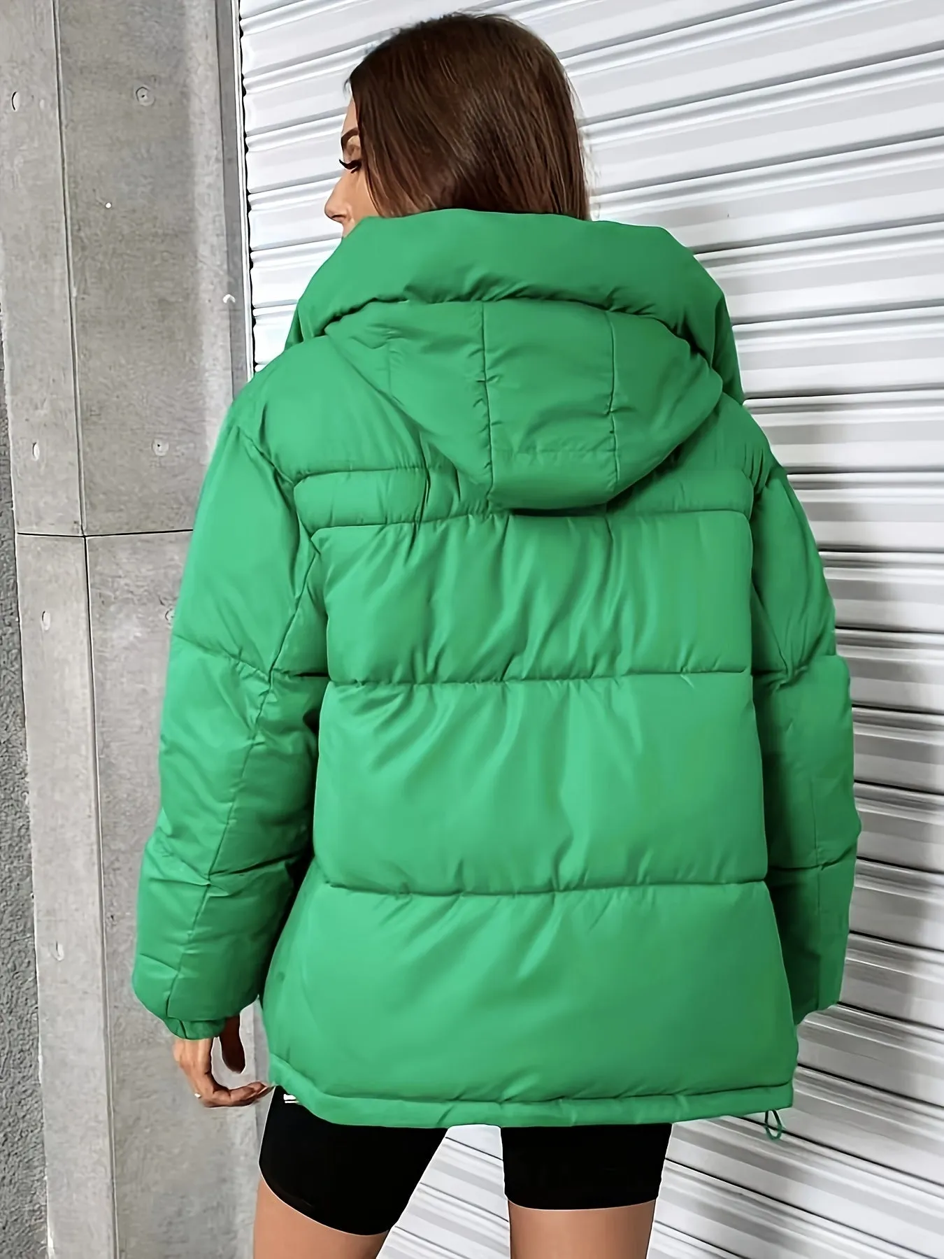 Kurze elegante warme Pufferjacke mit Kapuze für Damen | Für jeden Tag