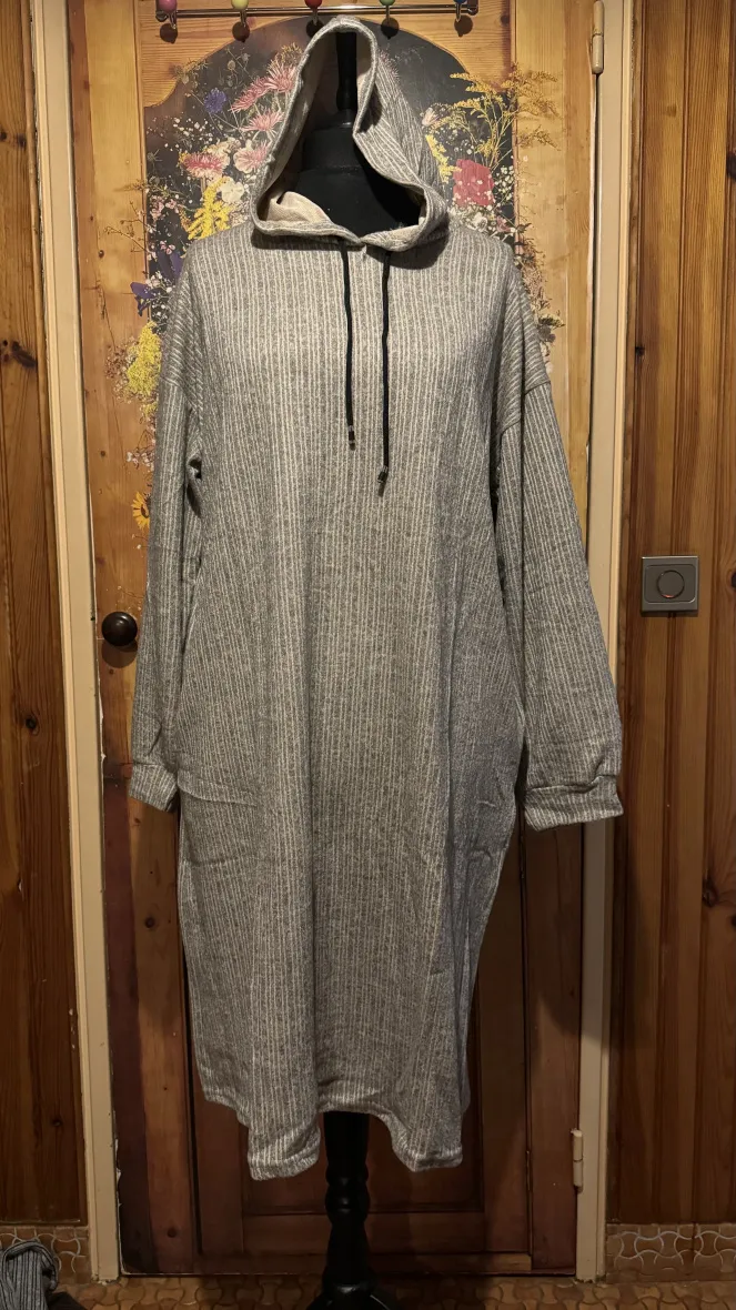 KURZES KLEID AUS GEBÜRSTETER WOLLE MIT KAPUZE