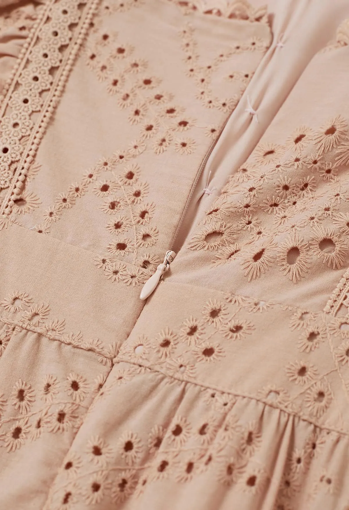 Maxikleid mit herzförmigem Ausschnitt und Lochstickerei in Aprikose