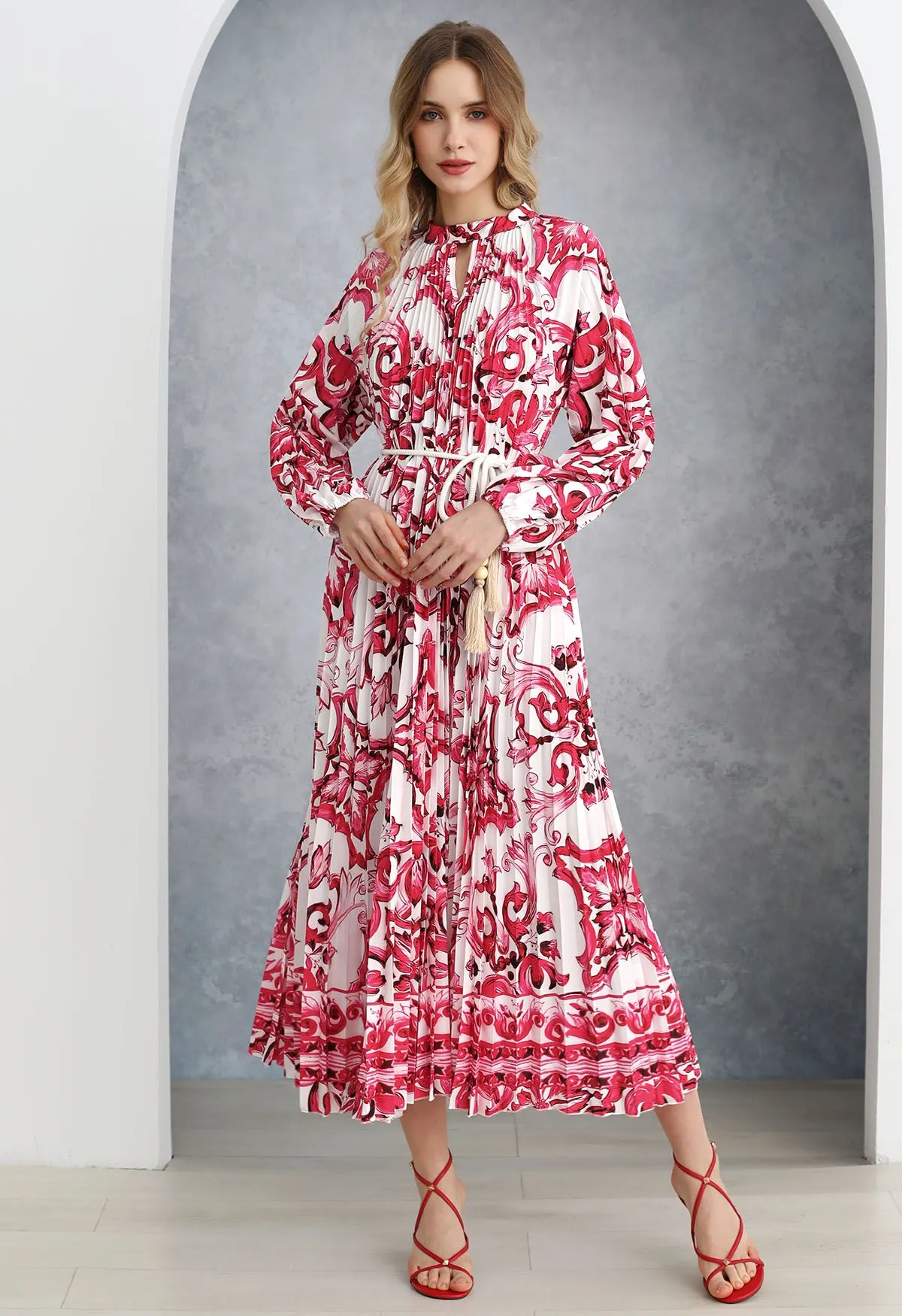 Rosa - Maxikleid mit plissiertem Akkordeon-Ausschnitt und Kachelmuster