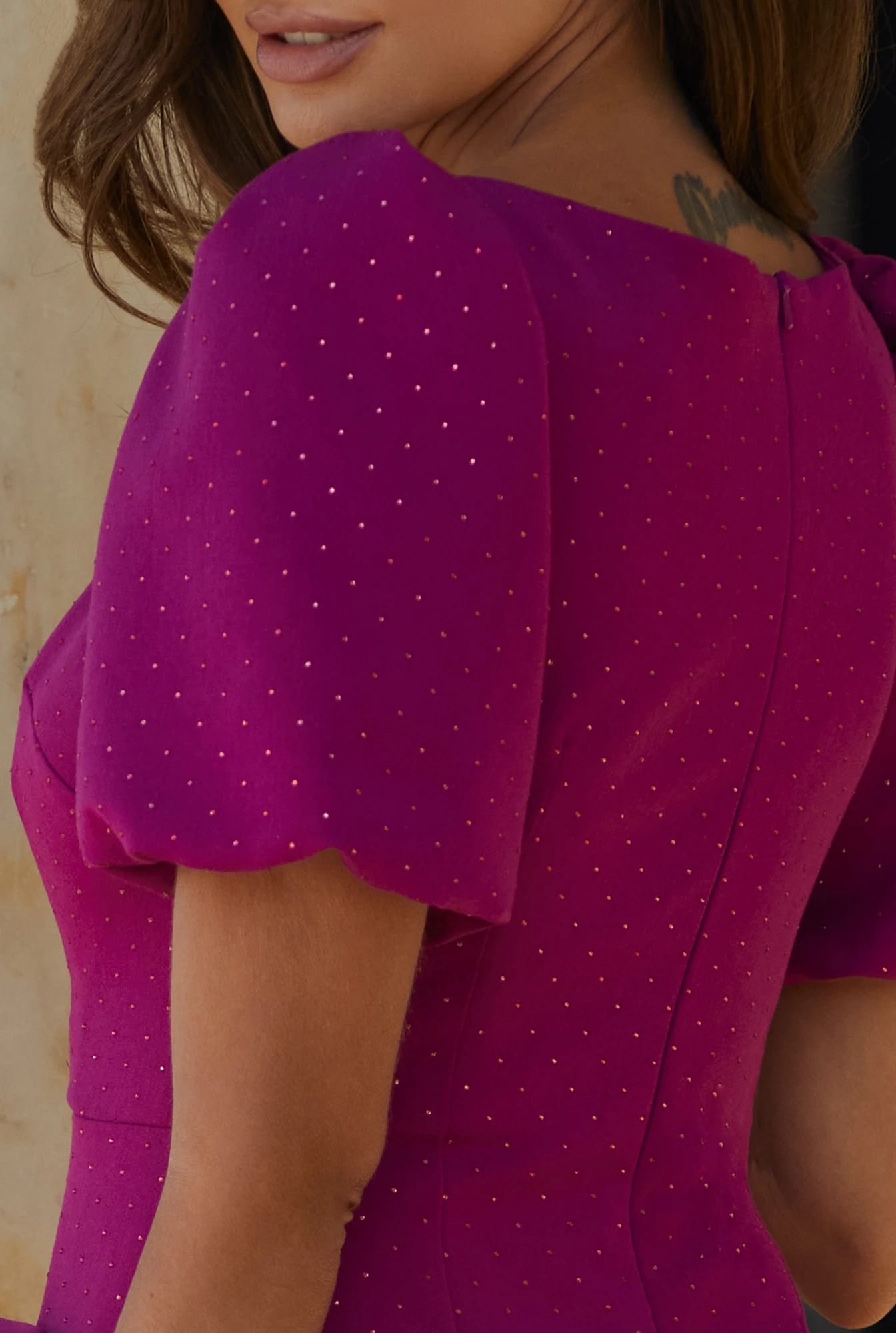 Verve - Asymmetrisches Minikleid mit Strasssteinen, quadratischem Ausschnitt und bauschigen Ärmeln aus Amaranthine